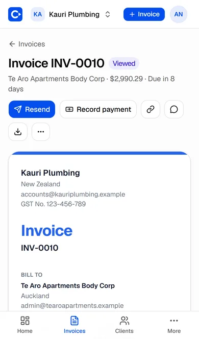 Voilà ce que voit votre client. Pas de compte, pas d'application — juste la facture, une échéance et un moyen de payer.